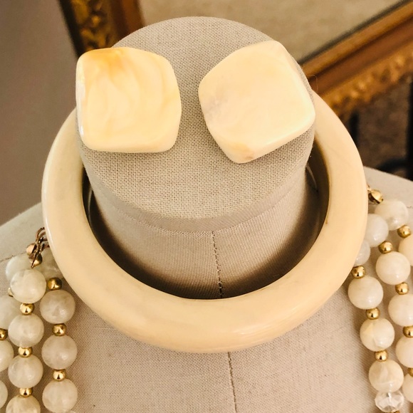 Vintage Creamy Ivory Plastic Lucite Jewelry Lot - Picture 3 of 16